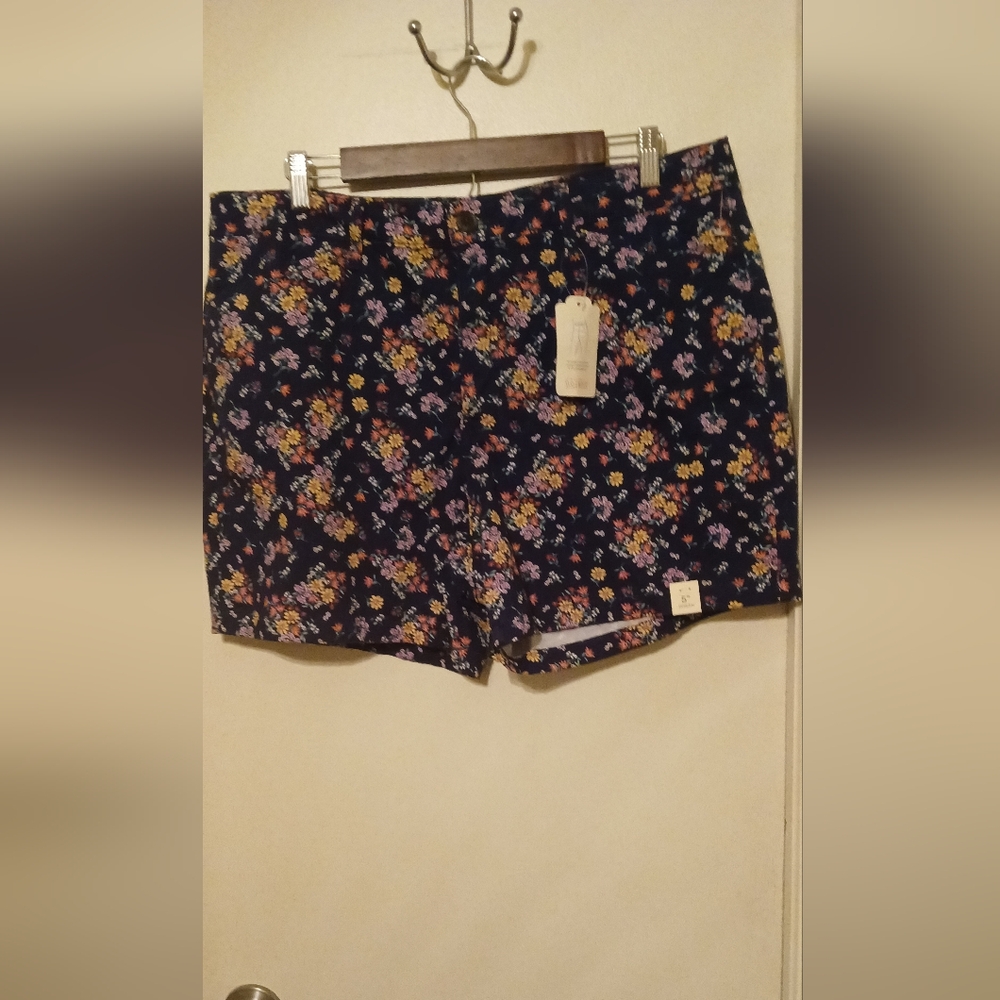 Four Pocket Floral Shorts Size 16 NWT